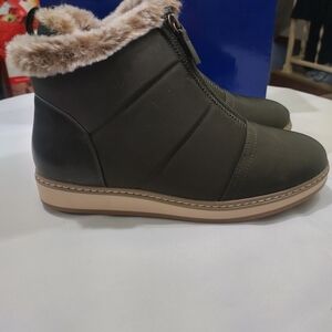 WHITE MOUNTAIN Women's Shoes Tamarin Puffer Ankle Bootie. Size 8.5